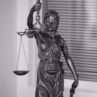 Strafrecht - Bronzefigur Justitia 