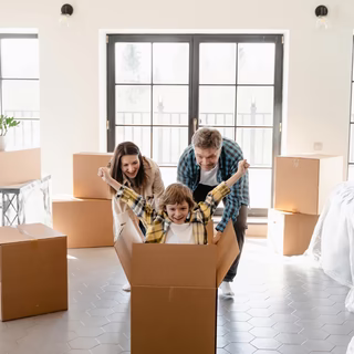 Junge Familie in gemieteter Wohnung